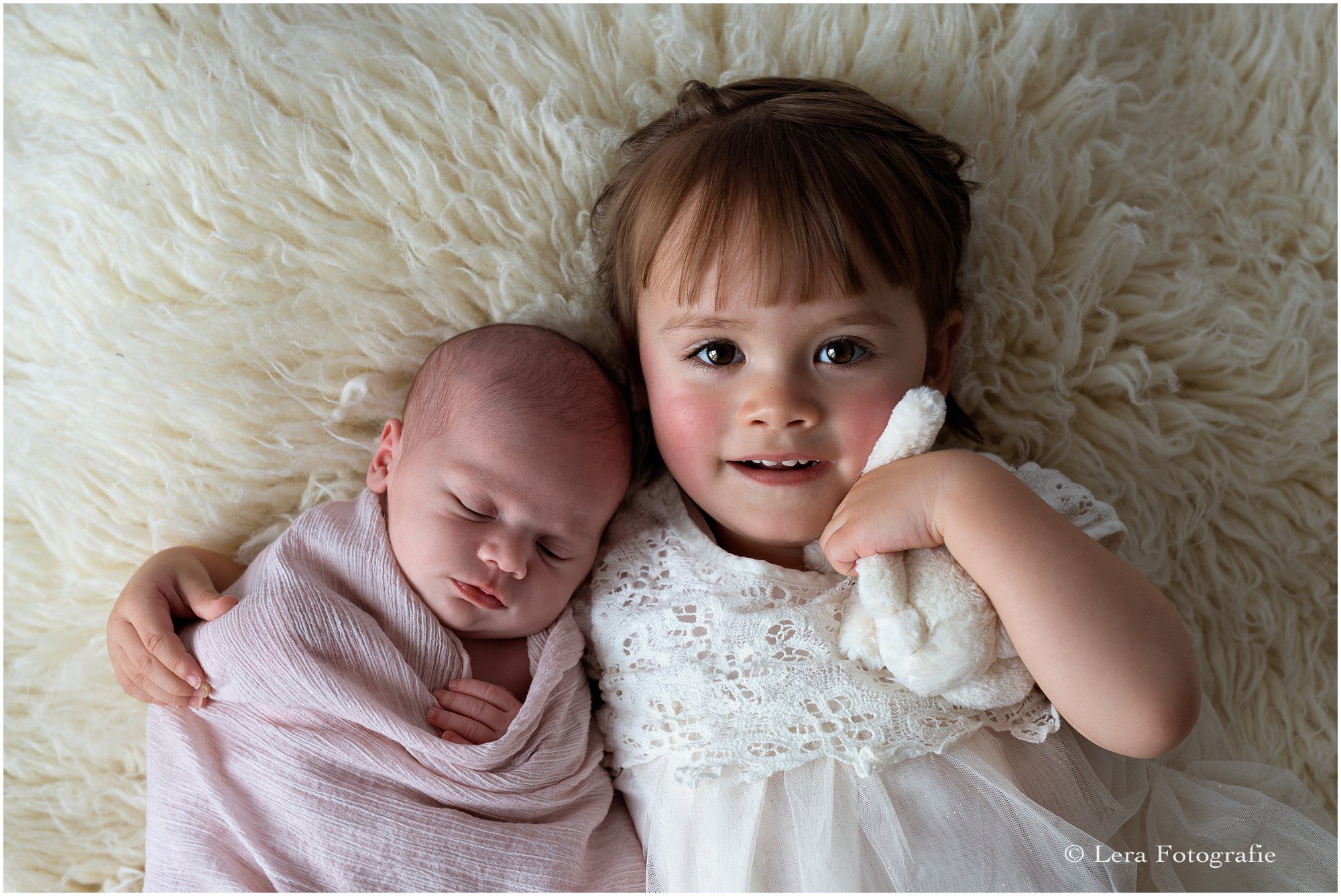 baby en zus op de foto