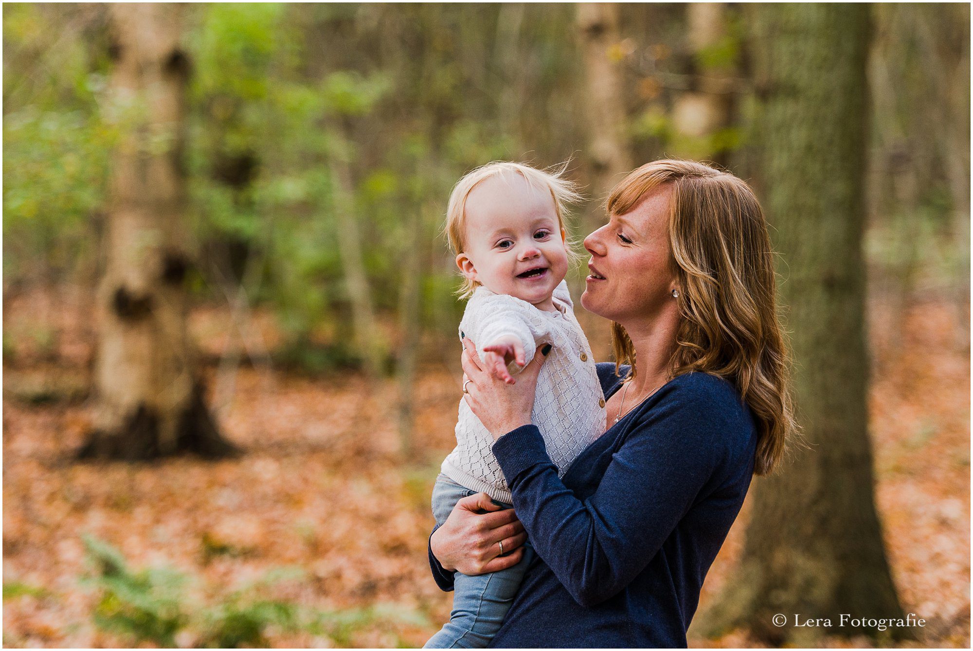 Gezinsfotoshoot in het bos in de herfst