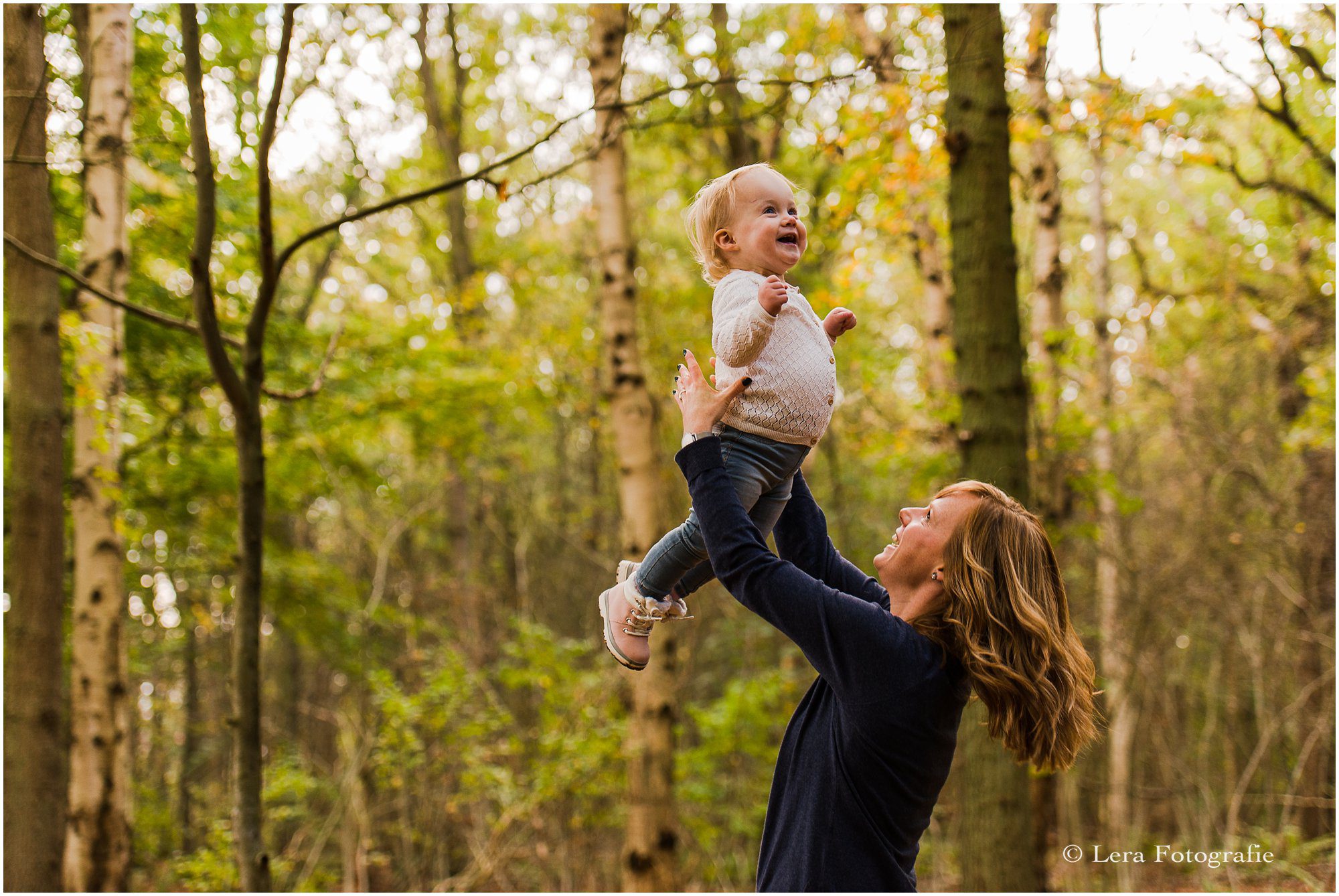 Gezinsfotoshoot in het bos in de herfst