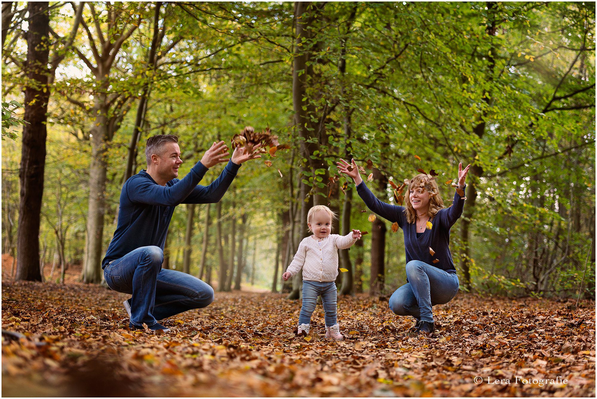 Gezinsfotoshoot in het bos in de herfst