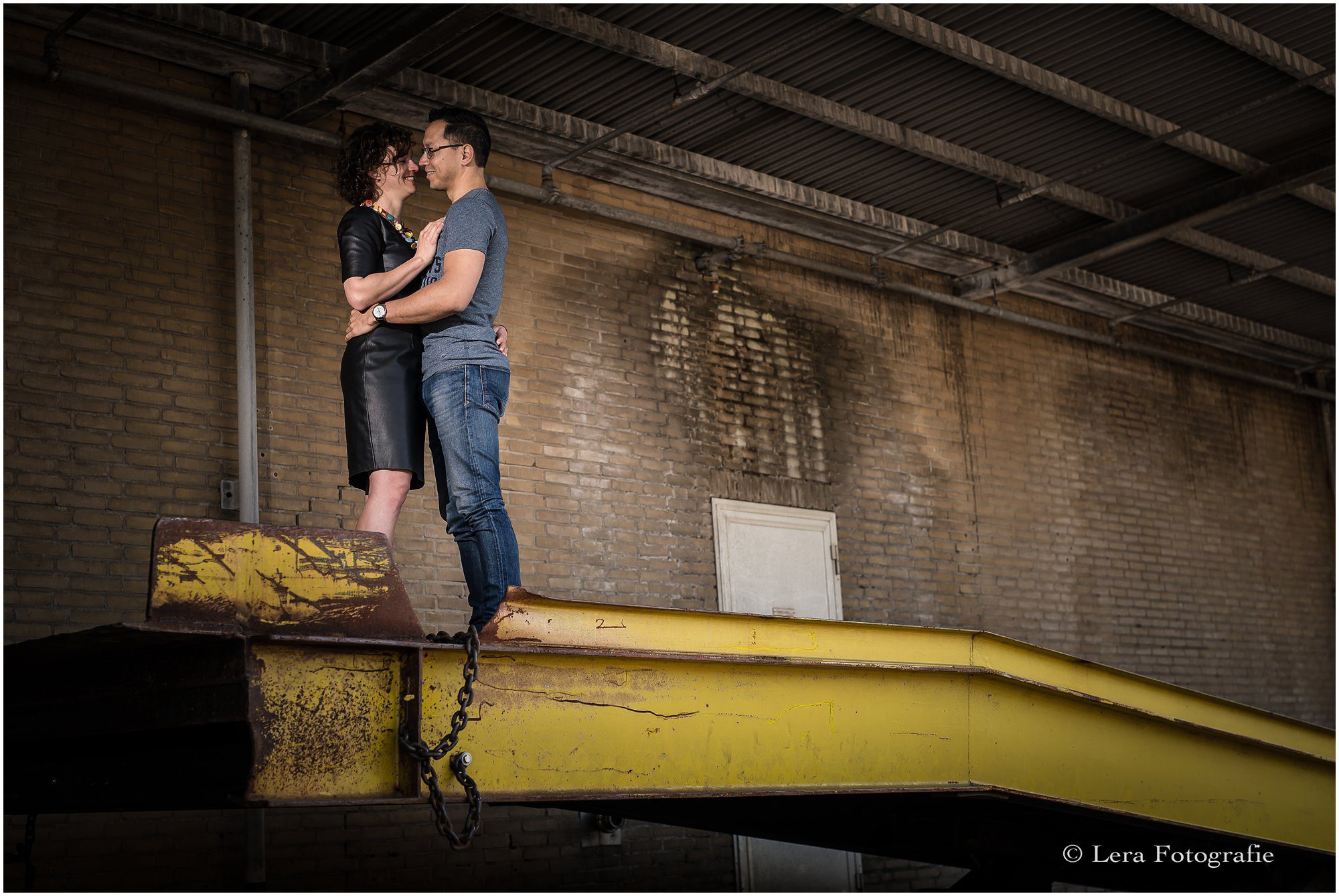 Loveshoot op een industrieterrein Urbex locatie