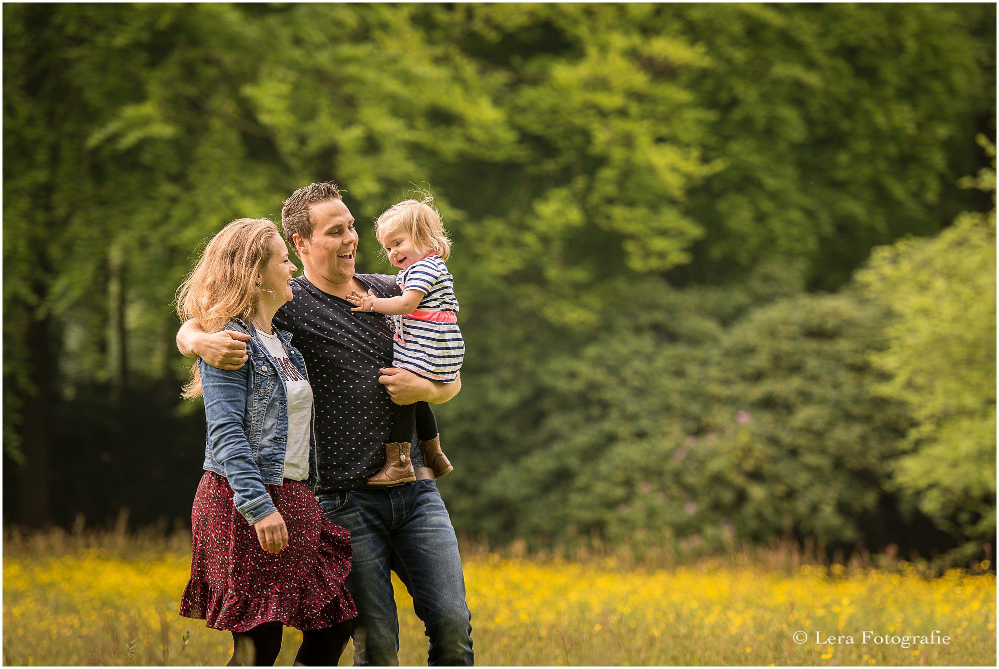 Gezinsfotoshoot buiten in een park