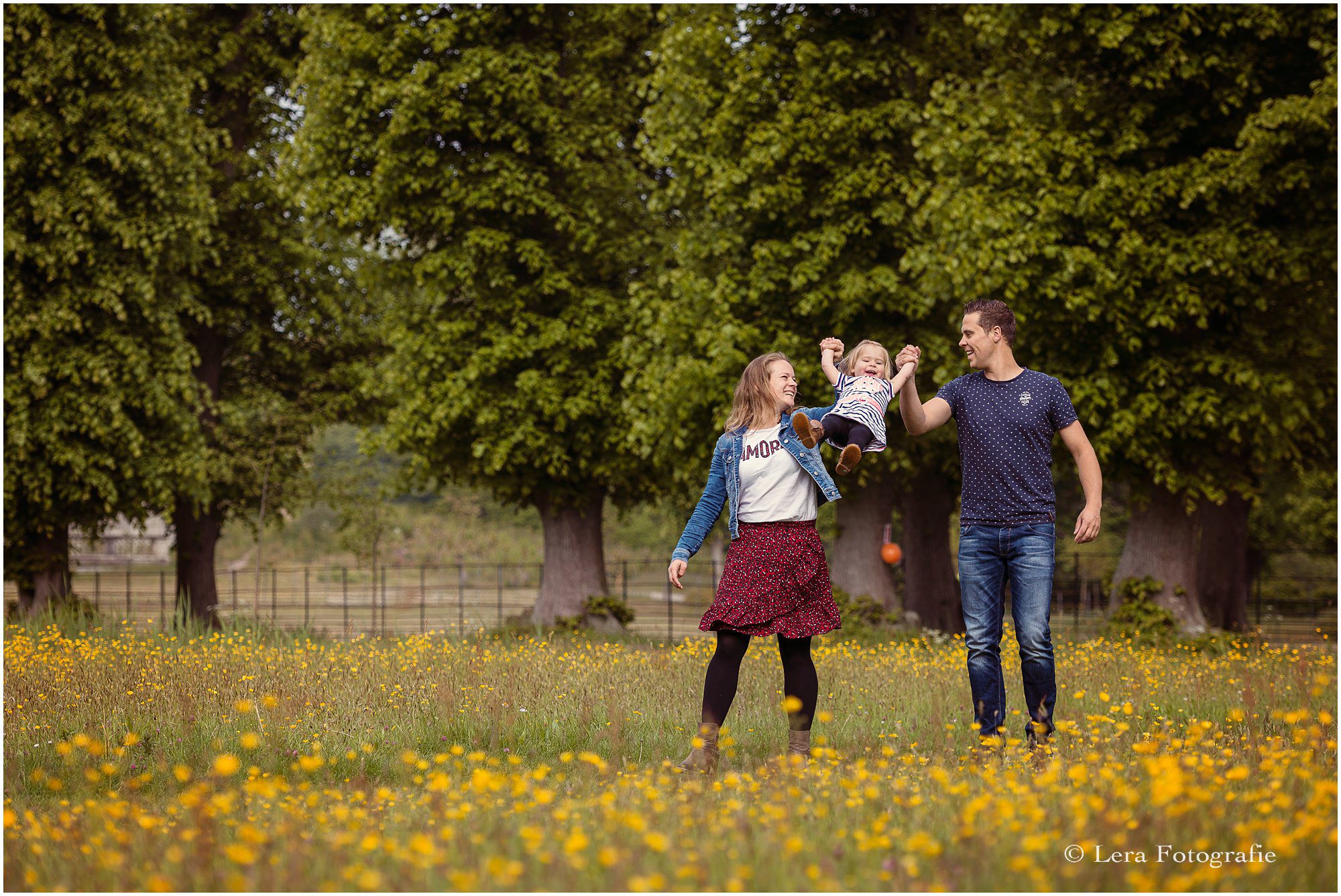 Gezinsfotoshoot buiten in een park