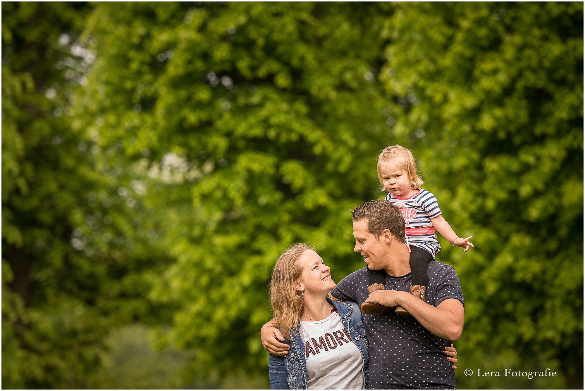 Gezinsfotoshoot buiten in een park