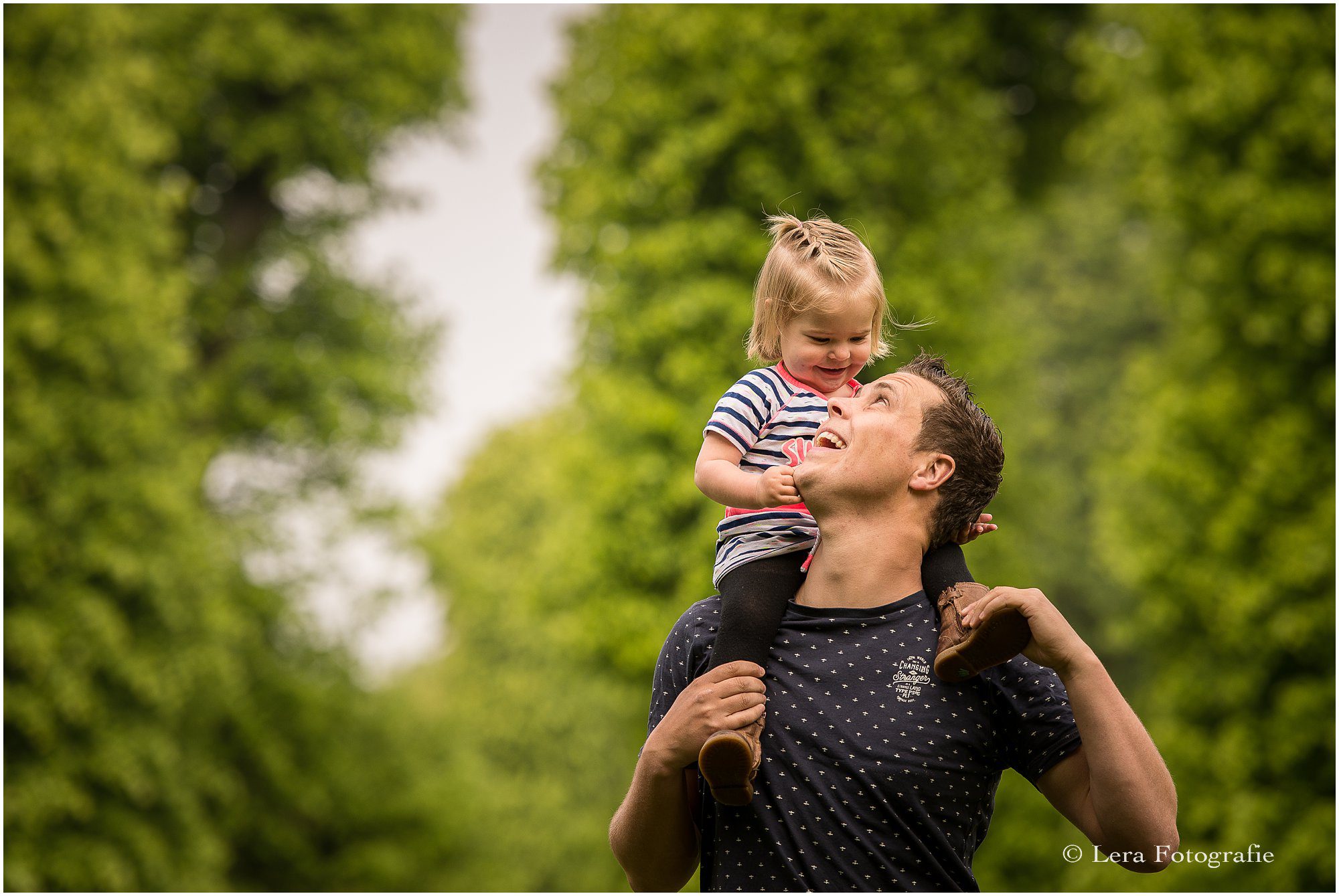 Gezinsfotoshoot buiten in een park