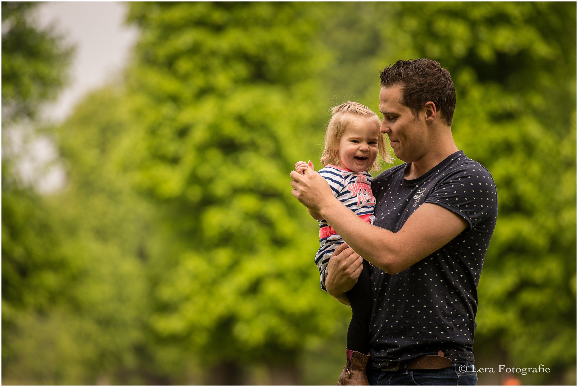 Gezinsfotoshoot buiten in een park