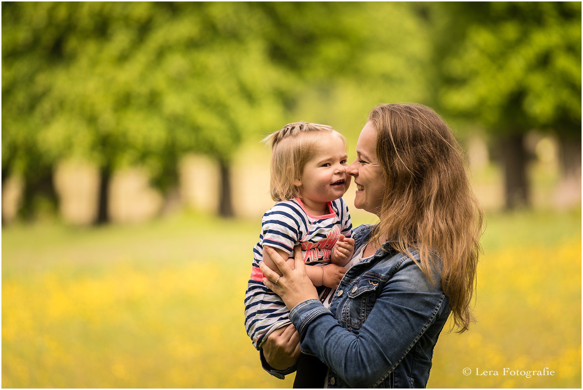 Gezinsfotoshoot buiten in een park