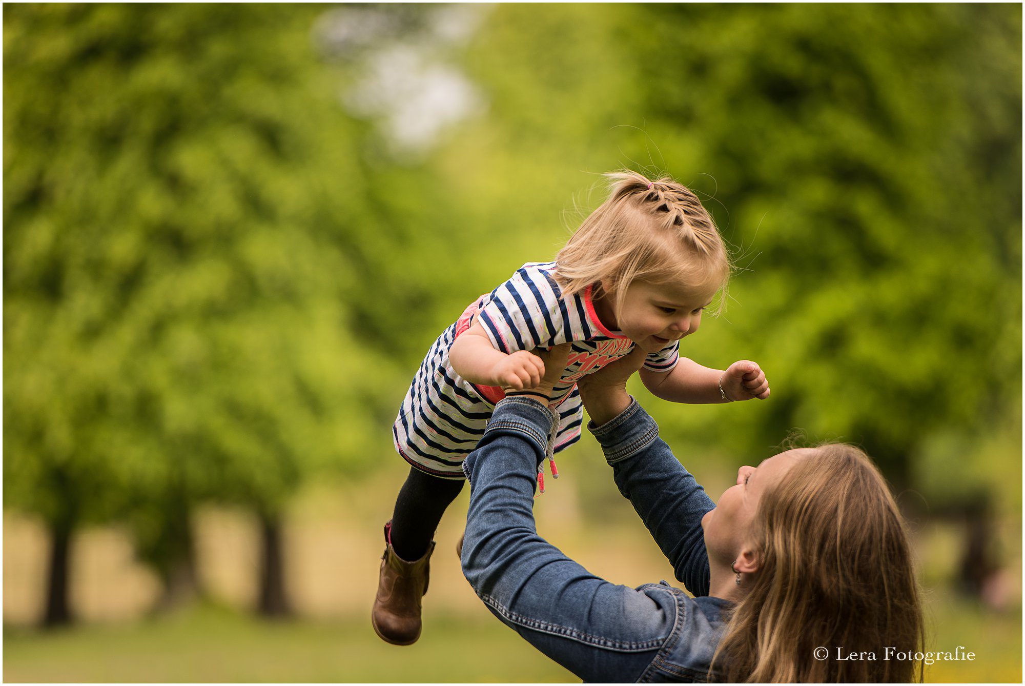 Gezinsfotoshoot buiten in een park