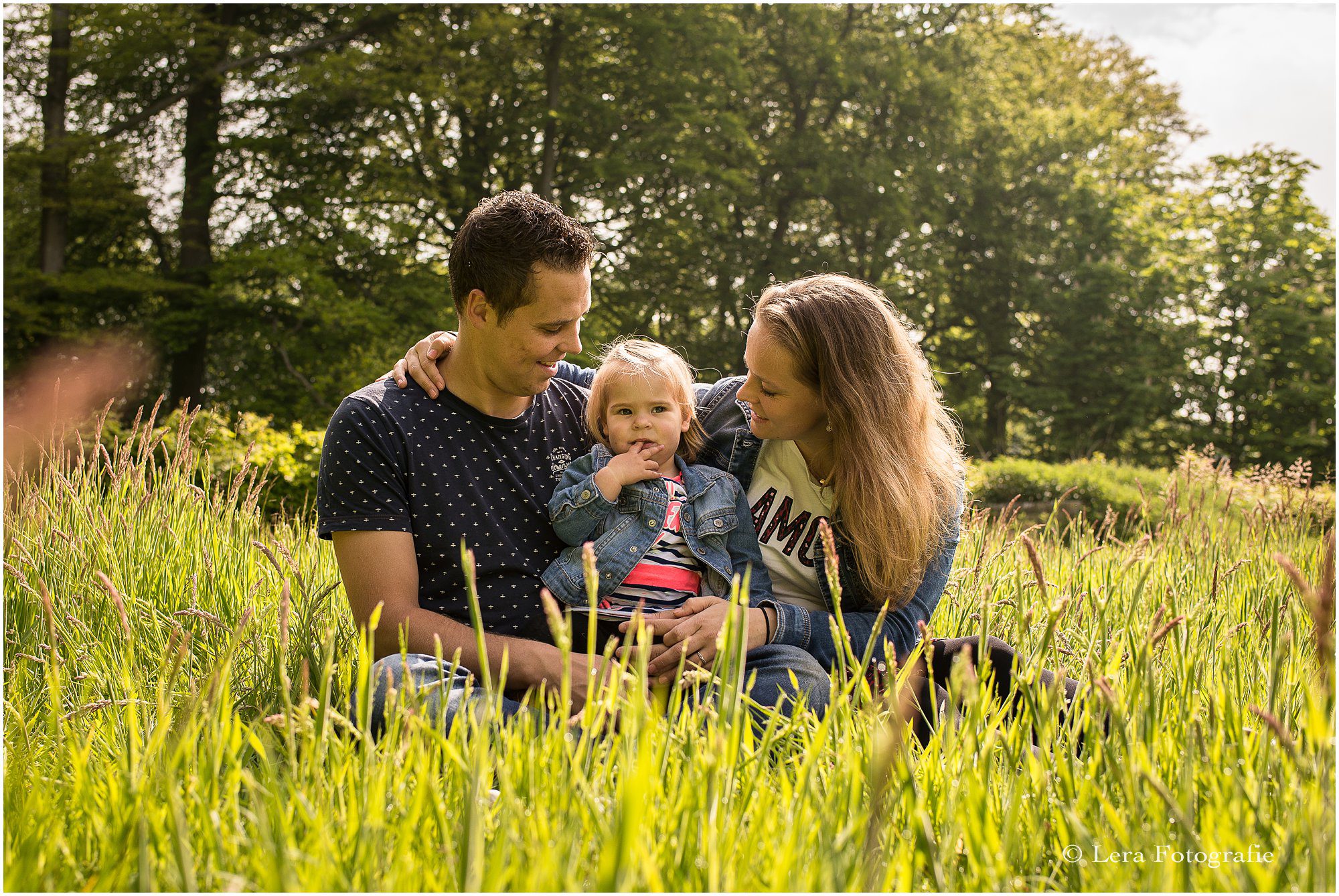 Gezinsfotoshoot buiten in een park