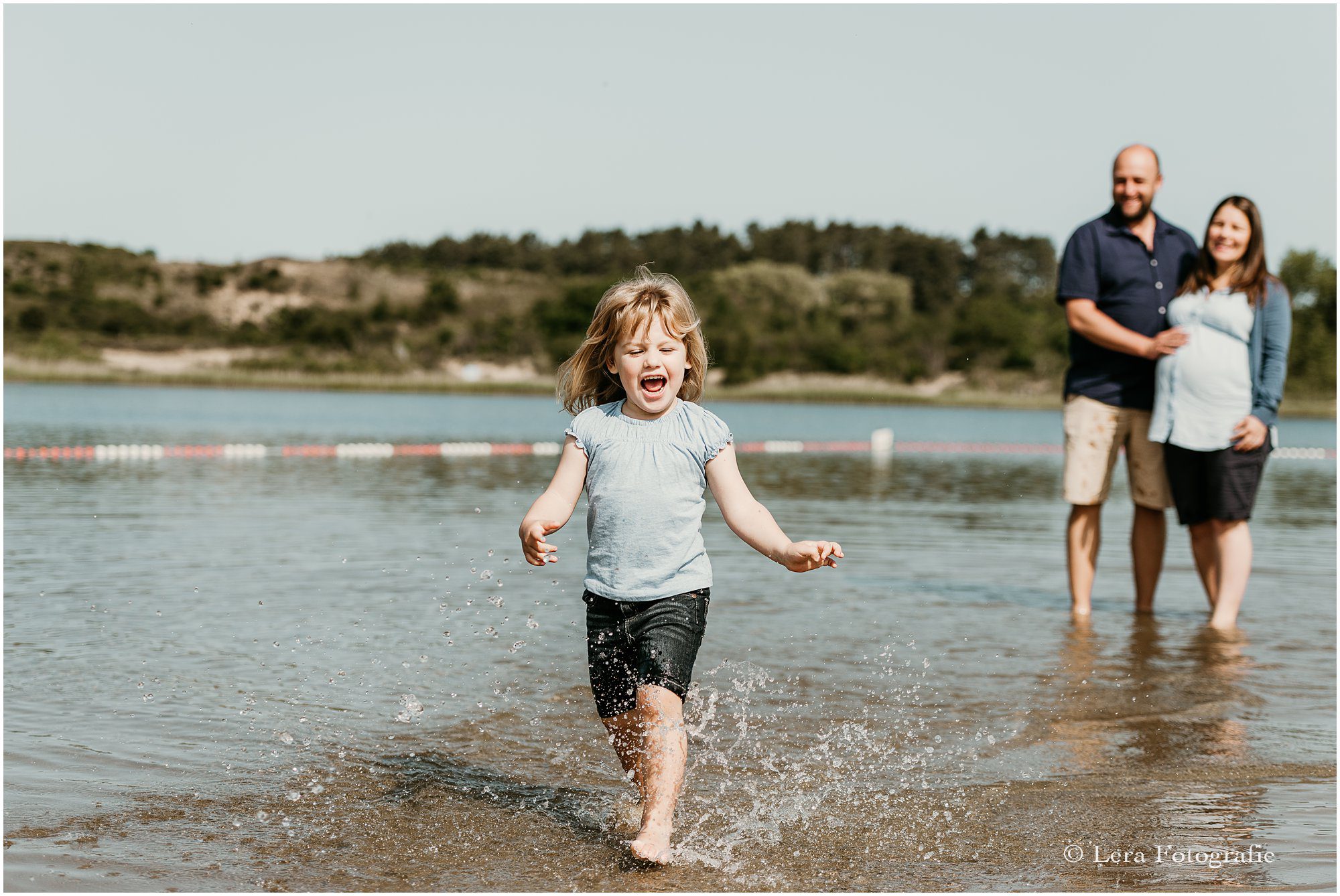 Zwangerschapsfotografie bij een meer in Overveen