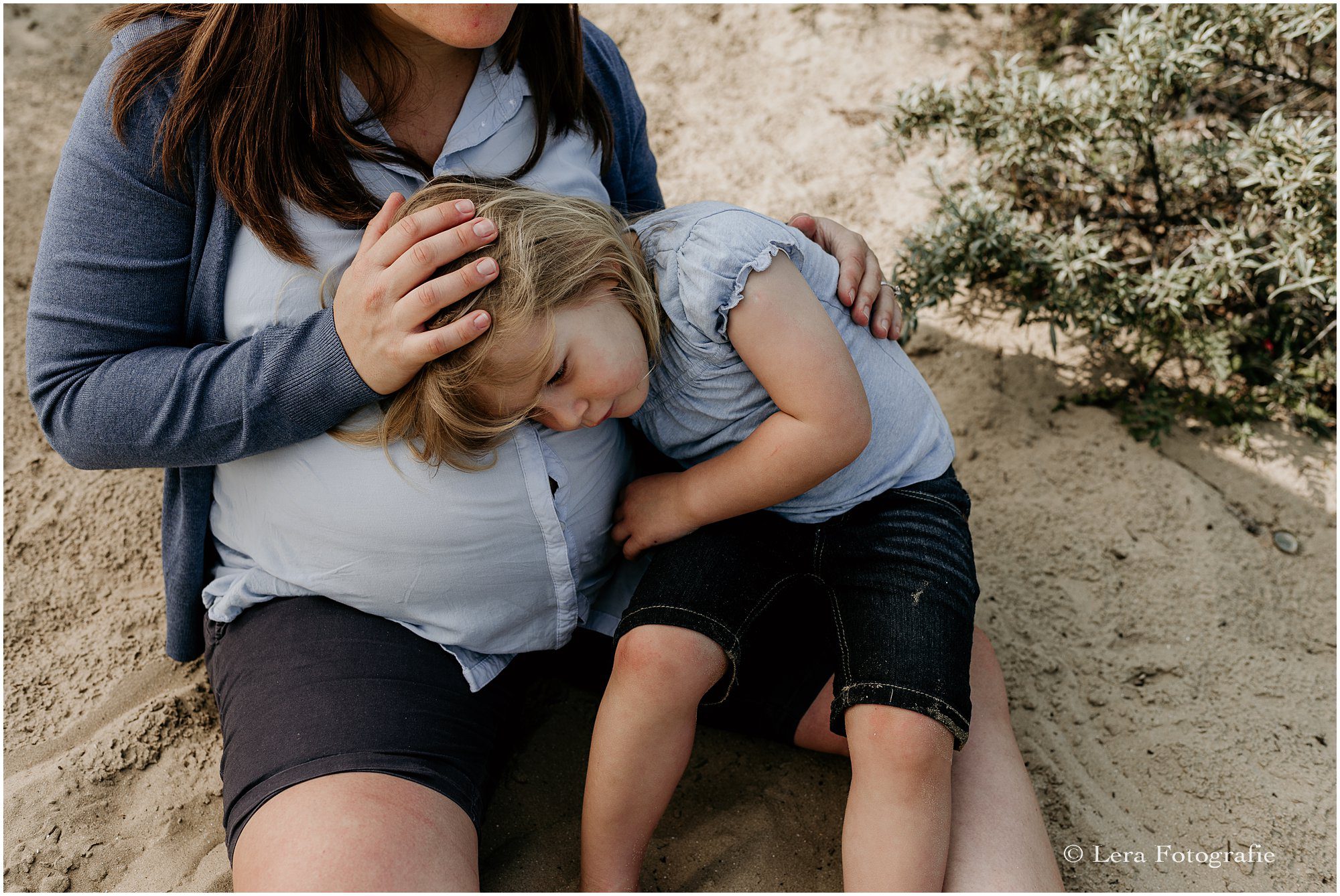 Zwangerschapsfotografie bij een meer in Overveen