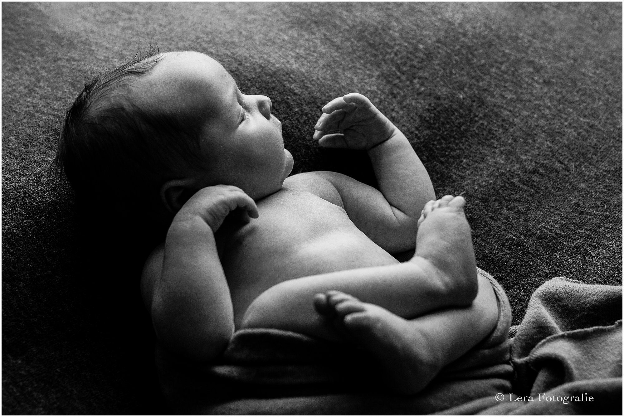 zwart/wit foto van een newborn baby