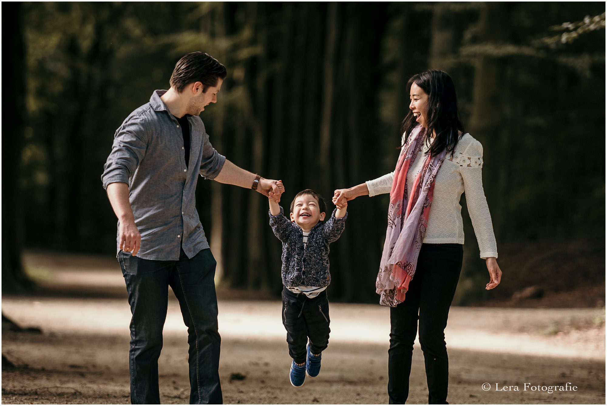 gezinsfotoshoot in het bos