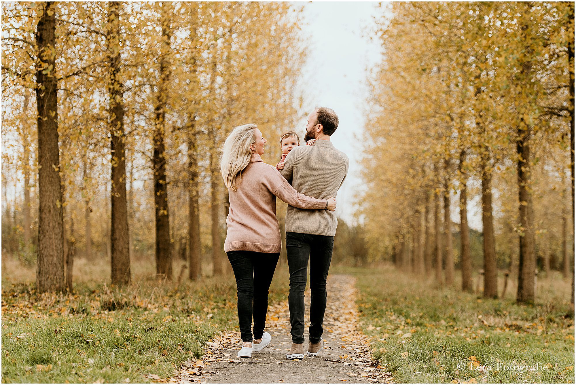 mini gezinsfotoshoot buiten met een baby