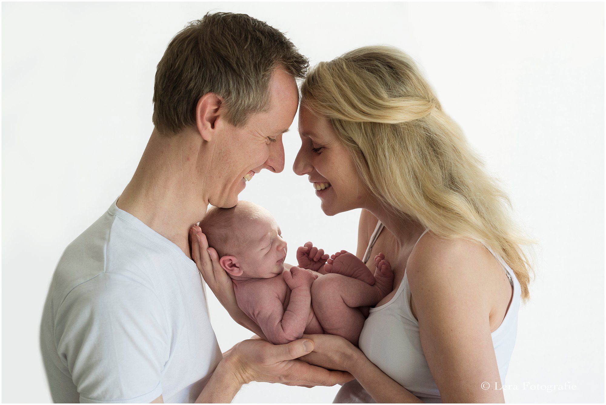 papa en mama foto's tijdens newborn fotoshoot