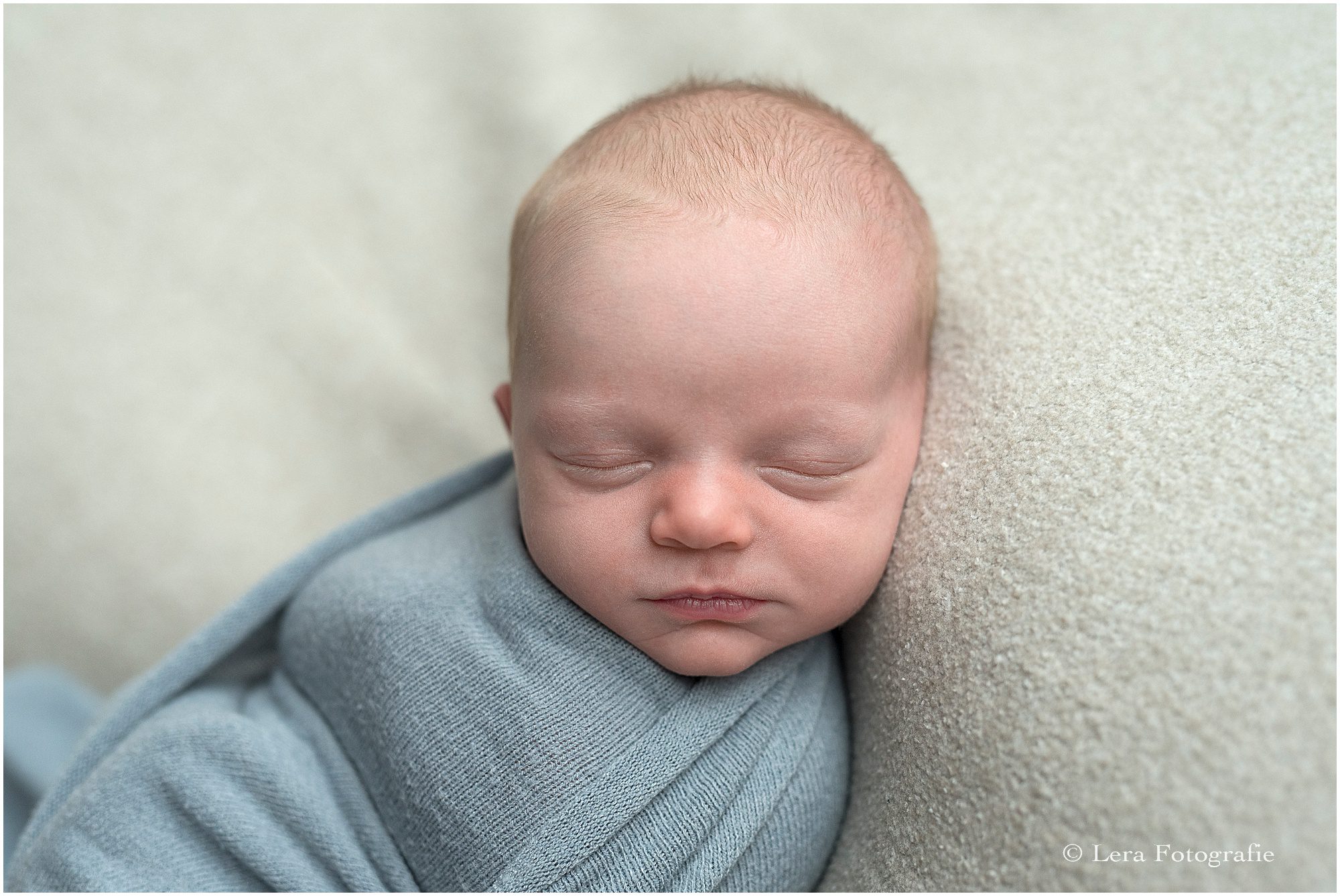 geposeerd newbornfotoshoot