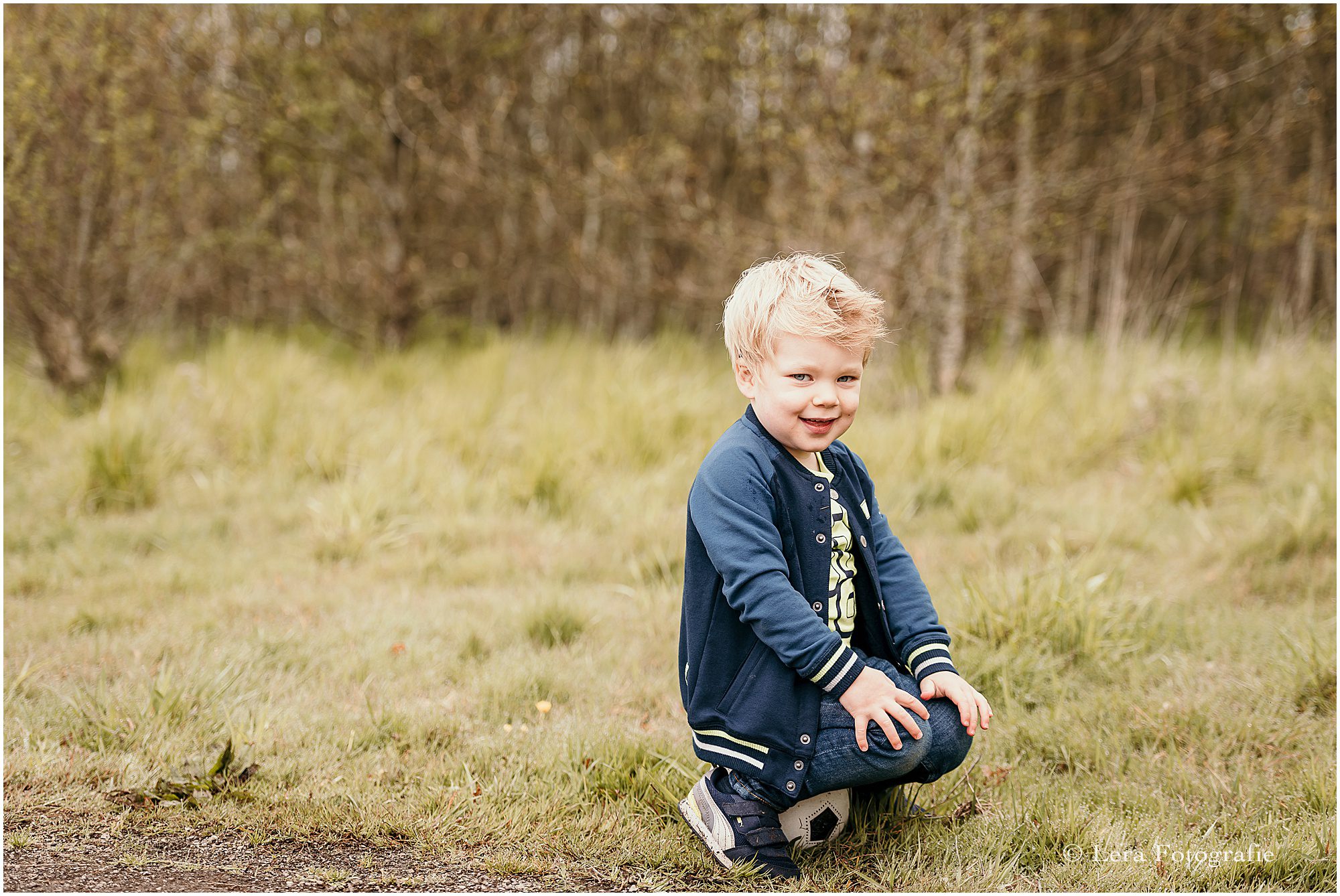 leuke kinderfotoshoot op een buitenlocatie