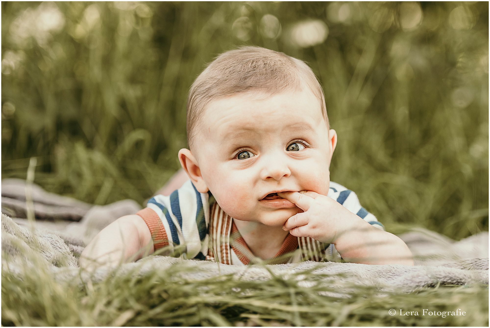 babyfotoshoot buiten op een locatie