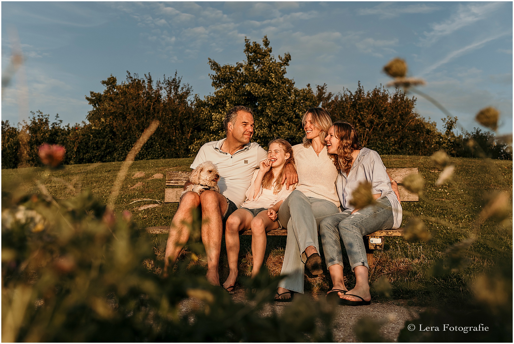 samen genieten van de zon tijdens een gezinsfotoshoot