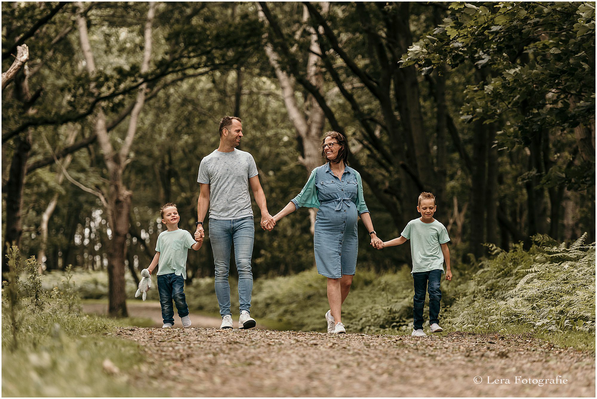 Zwangerschapsfotoshoot met je hele gezin in de duinen