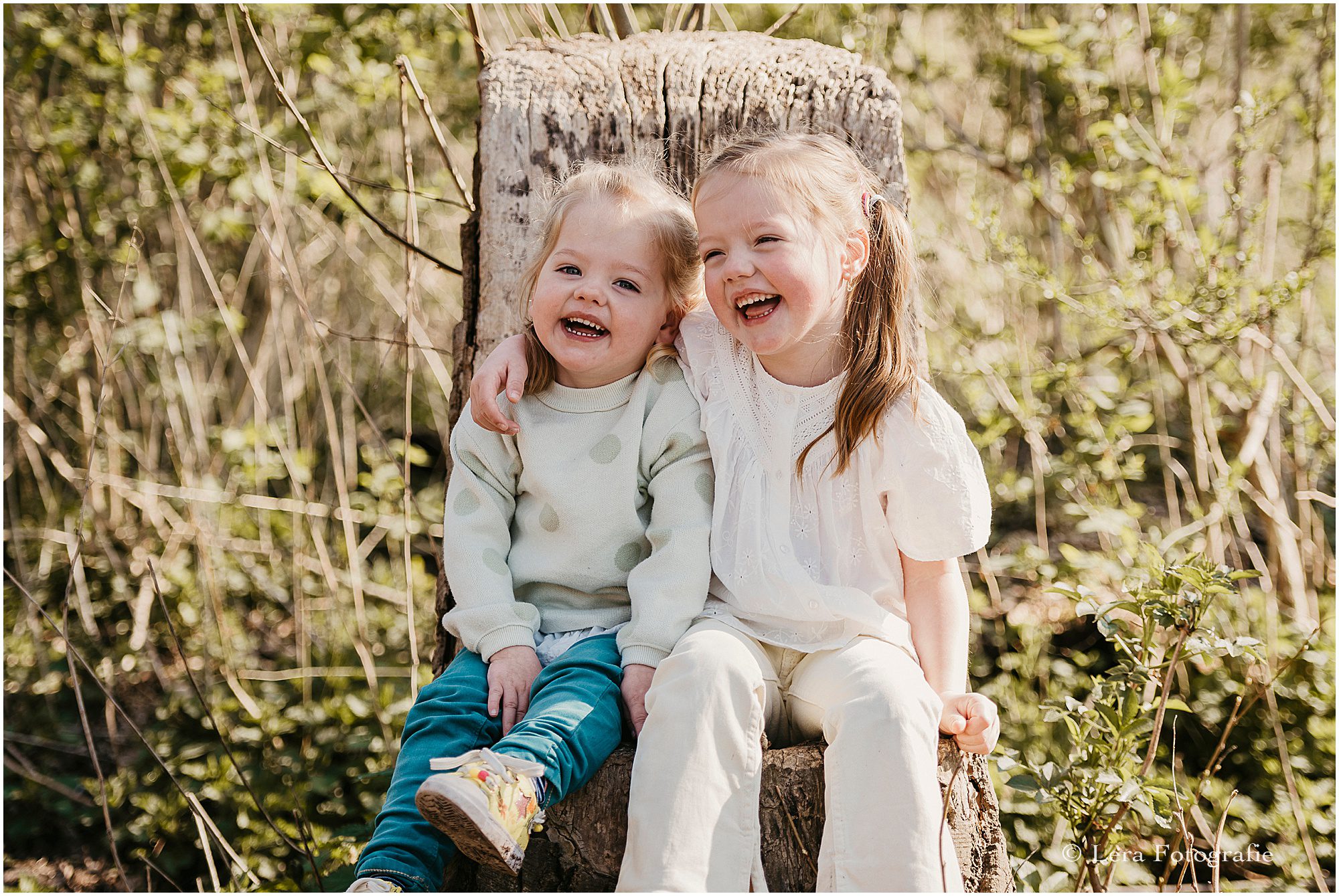 meiden lachen tijdens de fotoshoot